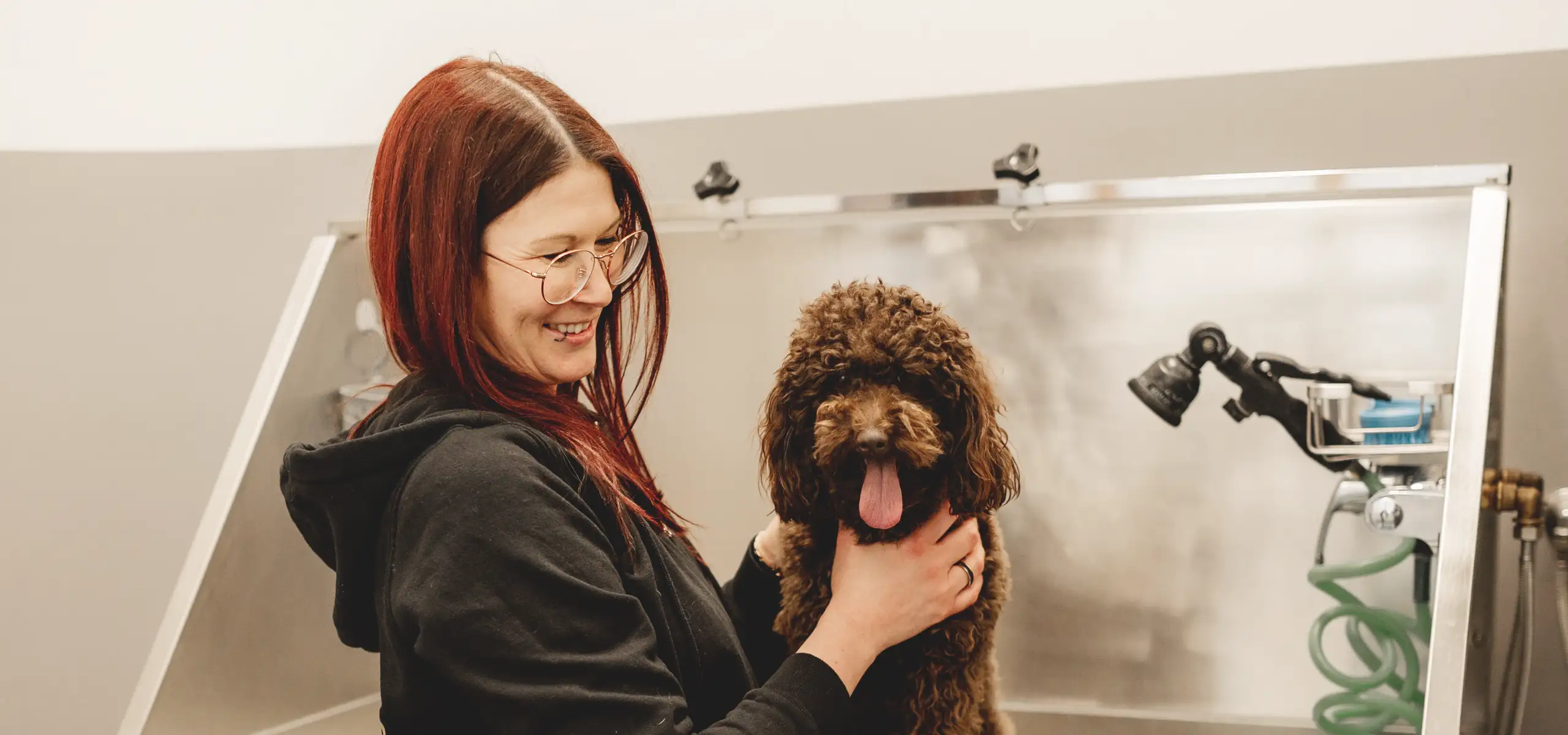 Nicole Zöscher bei der Hundepflege mit Ozon Wasser im First Dog Salon und Spa in Gratkorn