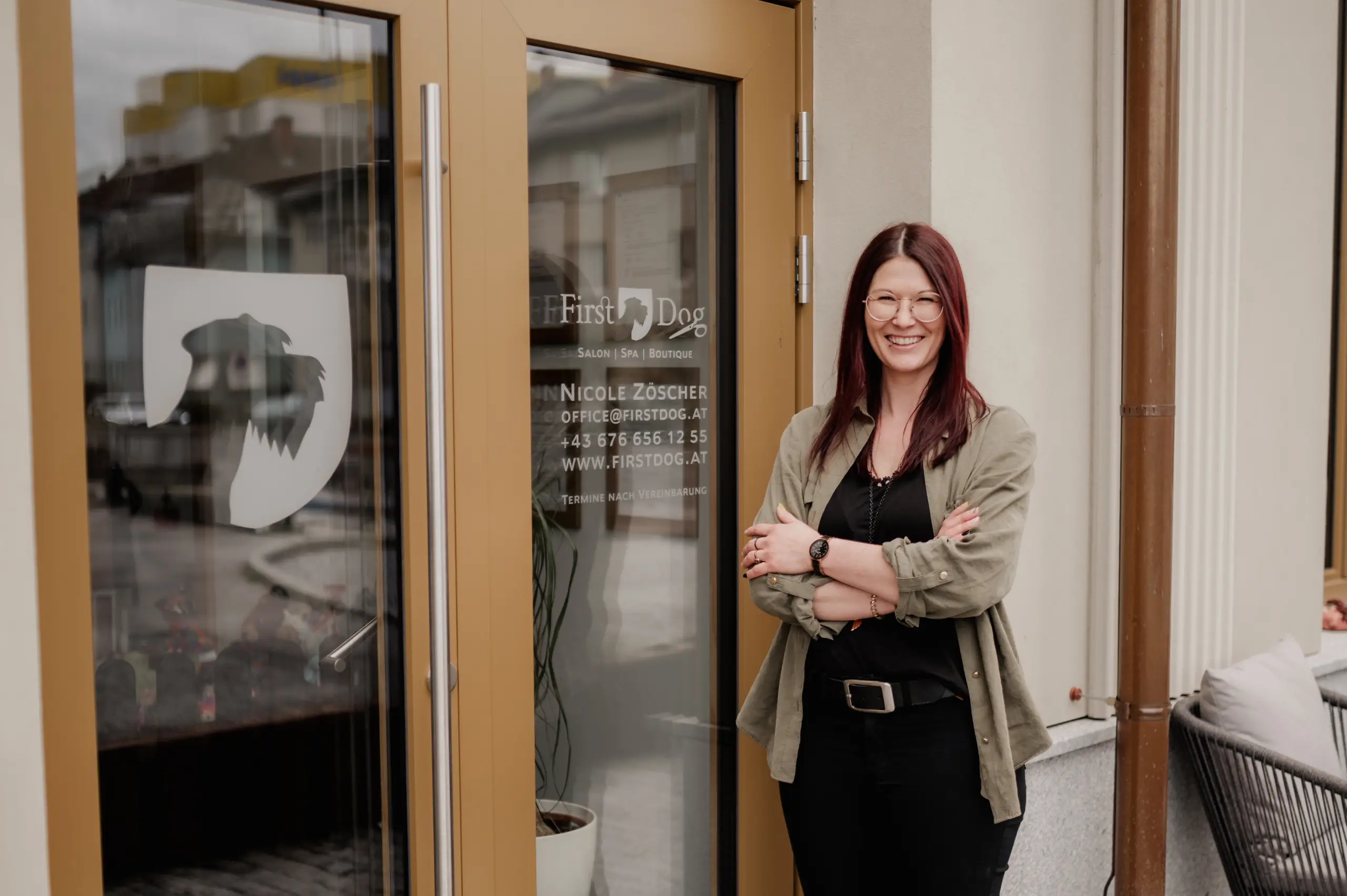 Nicole Zöscher vor Ihrem Hundesalon Firstdog in Gratkorn